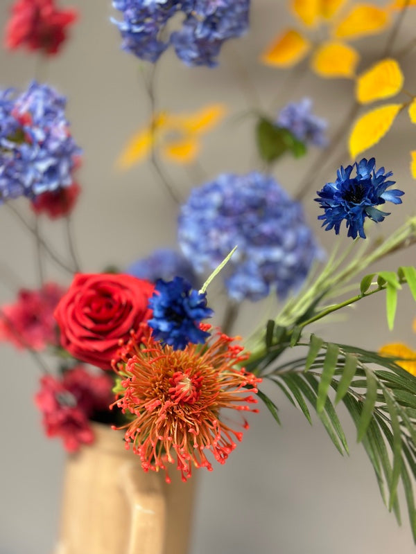 Kunstbloemenboeket van BloomFever met uitbundige zijden bloemen in Return to sender vaas pale blush