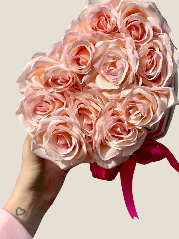 Bloombox flowerbox roze zijden rozen in harten. geschenkdoosje