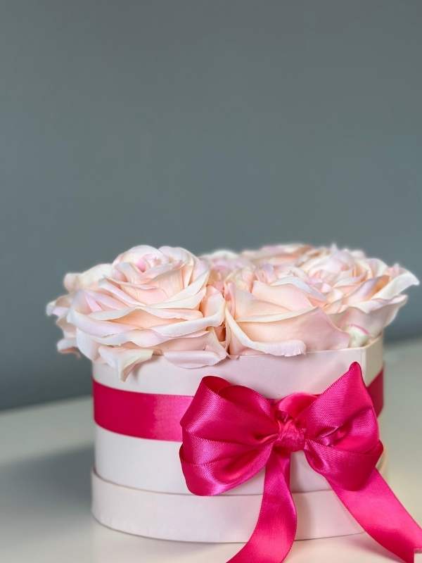 Bloombox flowerbox met roze zijden rozen in hartendoosje met een grote fuchsia strik