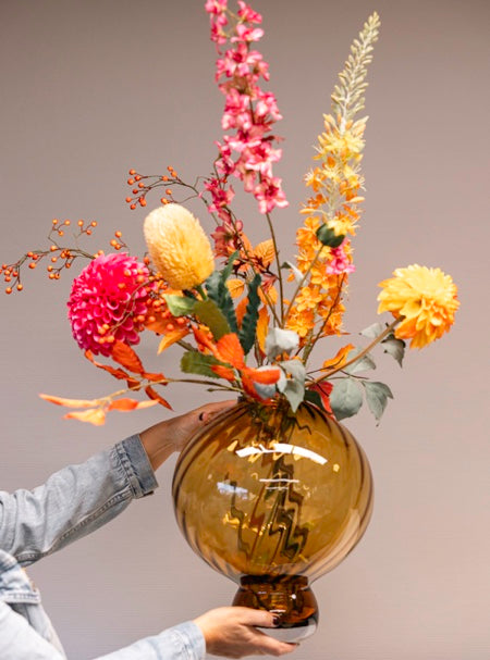 Kunstbloemenboeket met herfst zijden bloemen in bruine glazen vaas Fridio met hand