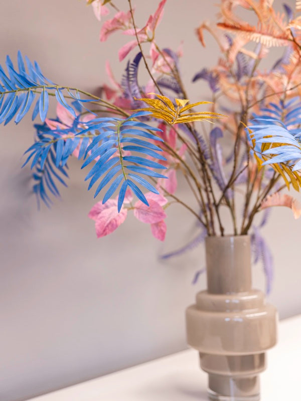 Kunstbloemenboeket met gekleurde varentakken zijden bloemen met hand