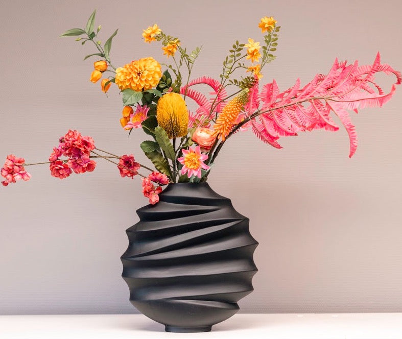 Kunstbloemenboeket BloomFever met gekleurde zijden bloemen in zwarte Janna vaas