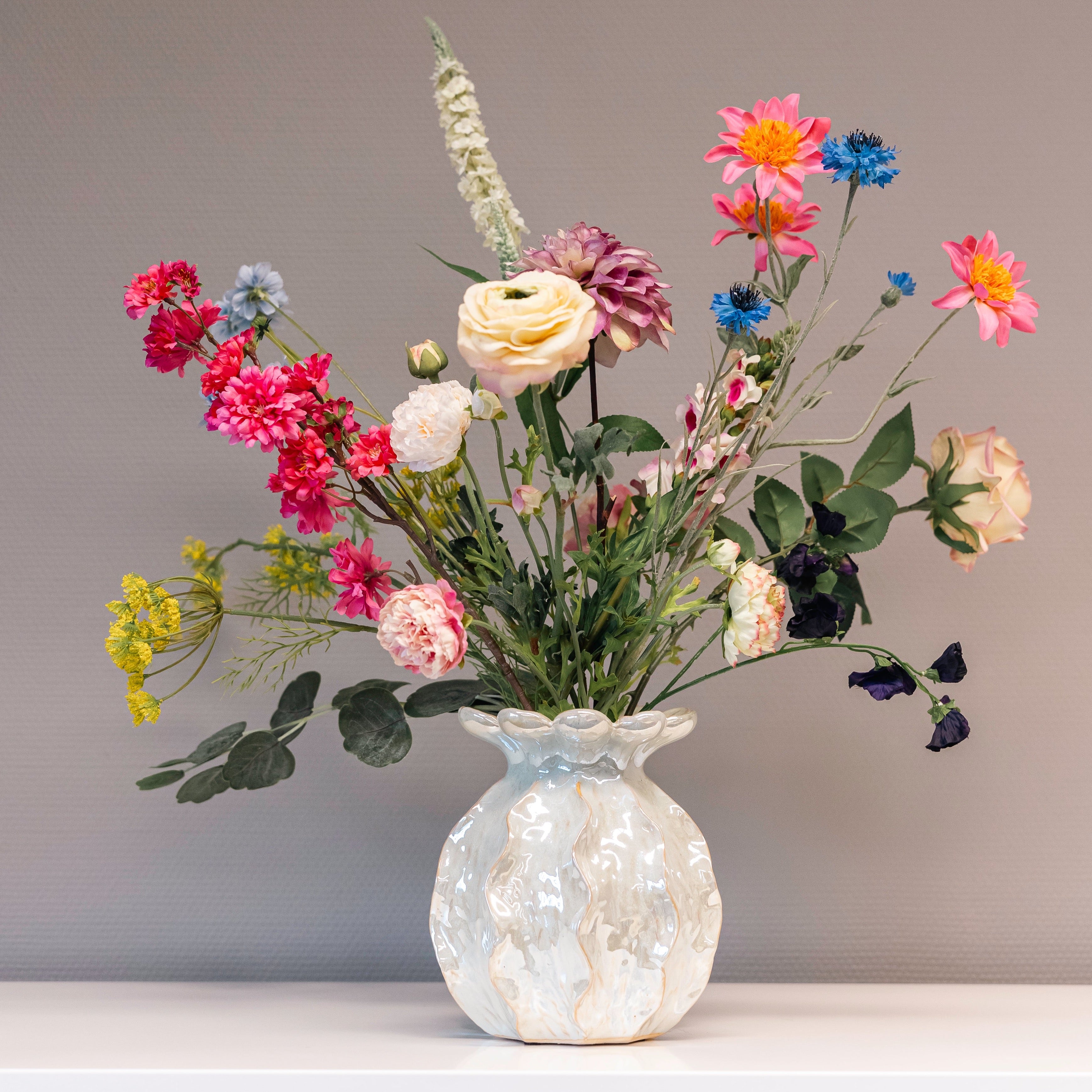 Boeket Uschi, een boeket van zijden bloemen als onderdeel van BloomFever. Gestyled in de Felto vaas in parelmoer kleur.