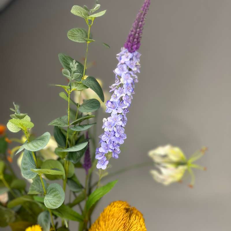 Details van paarse zijden bloem uit het BeeBee boeket van BloomFever