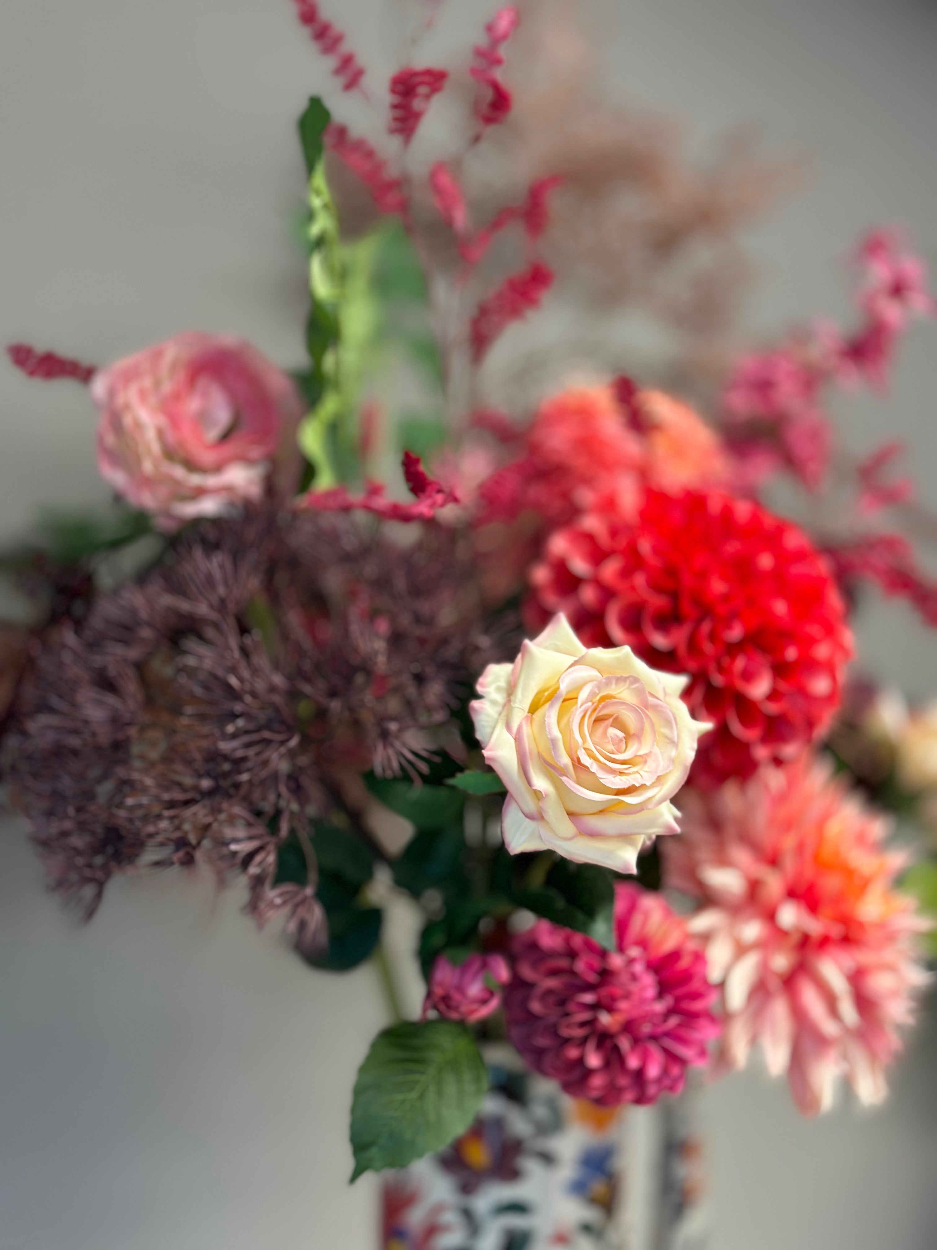 Kunstbloemenboeket Bloomfever warme roze kleuren zijden bloemen in Return to Sender vaas 