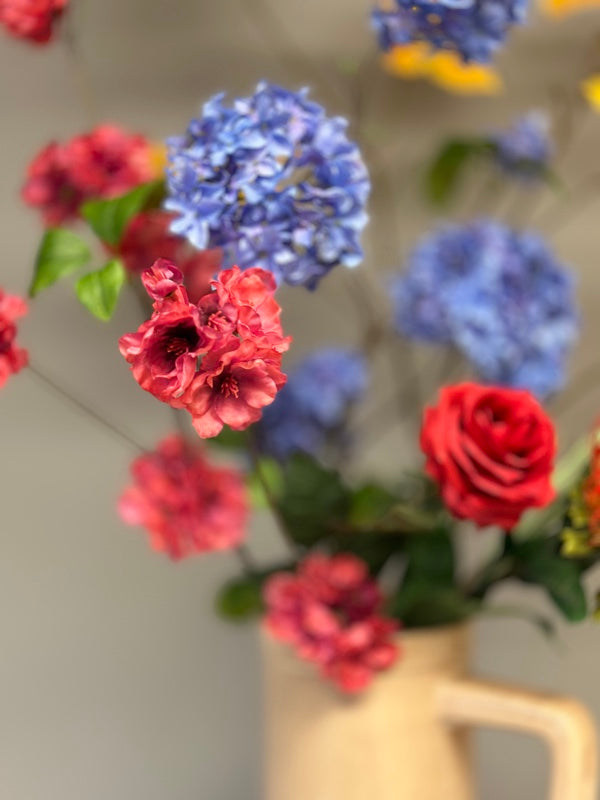Kunstbloemenboeket van BloomFever met uitbundige zijden bloemen in Return to sender vaas pale blush