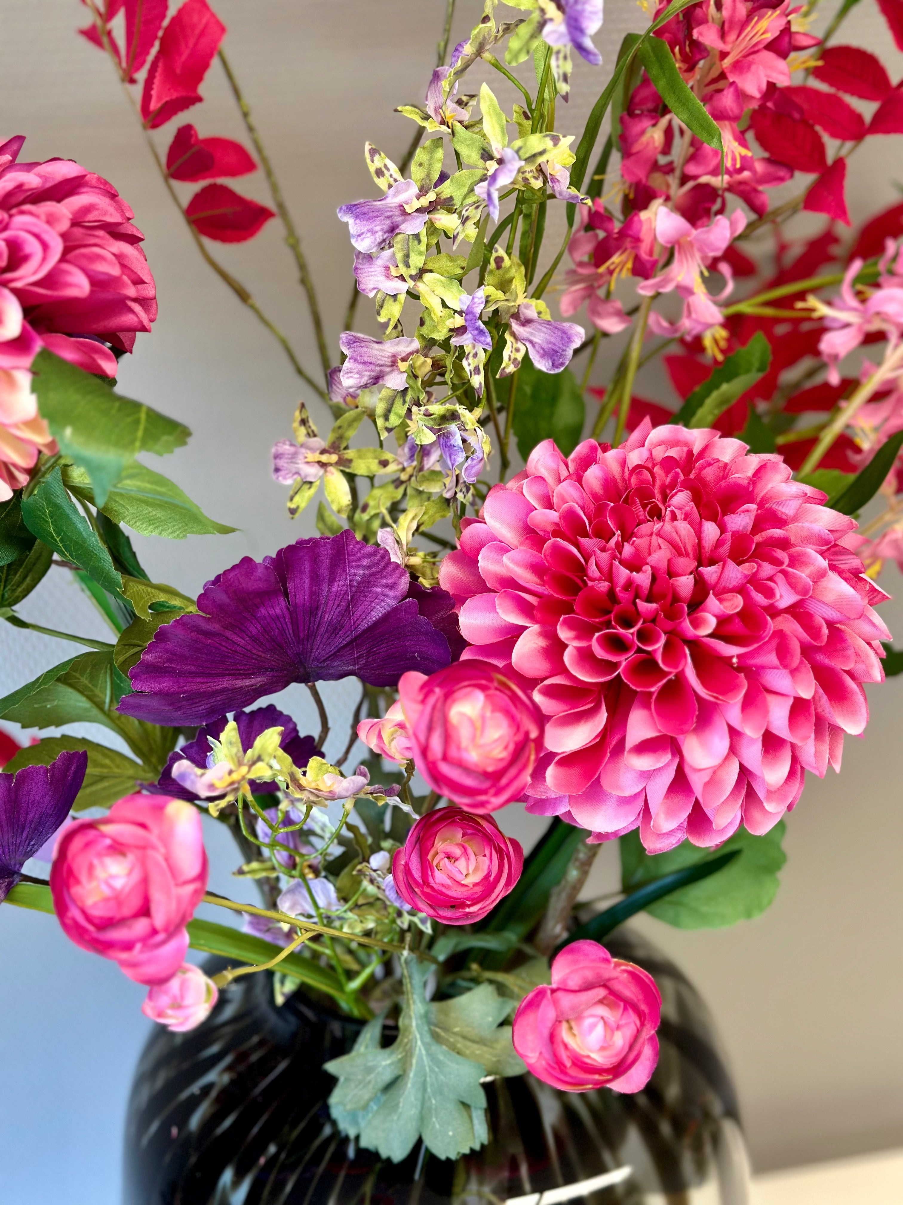 Roze dahlia en overige zijden bloemen uit het boeket Pantera van BloomFever. Gestyled in een Panter vaas