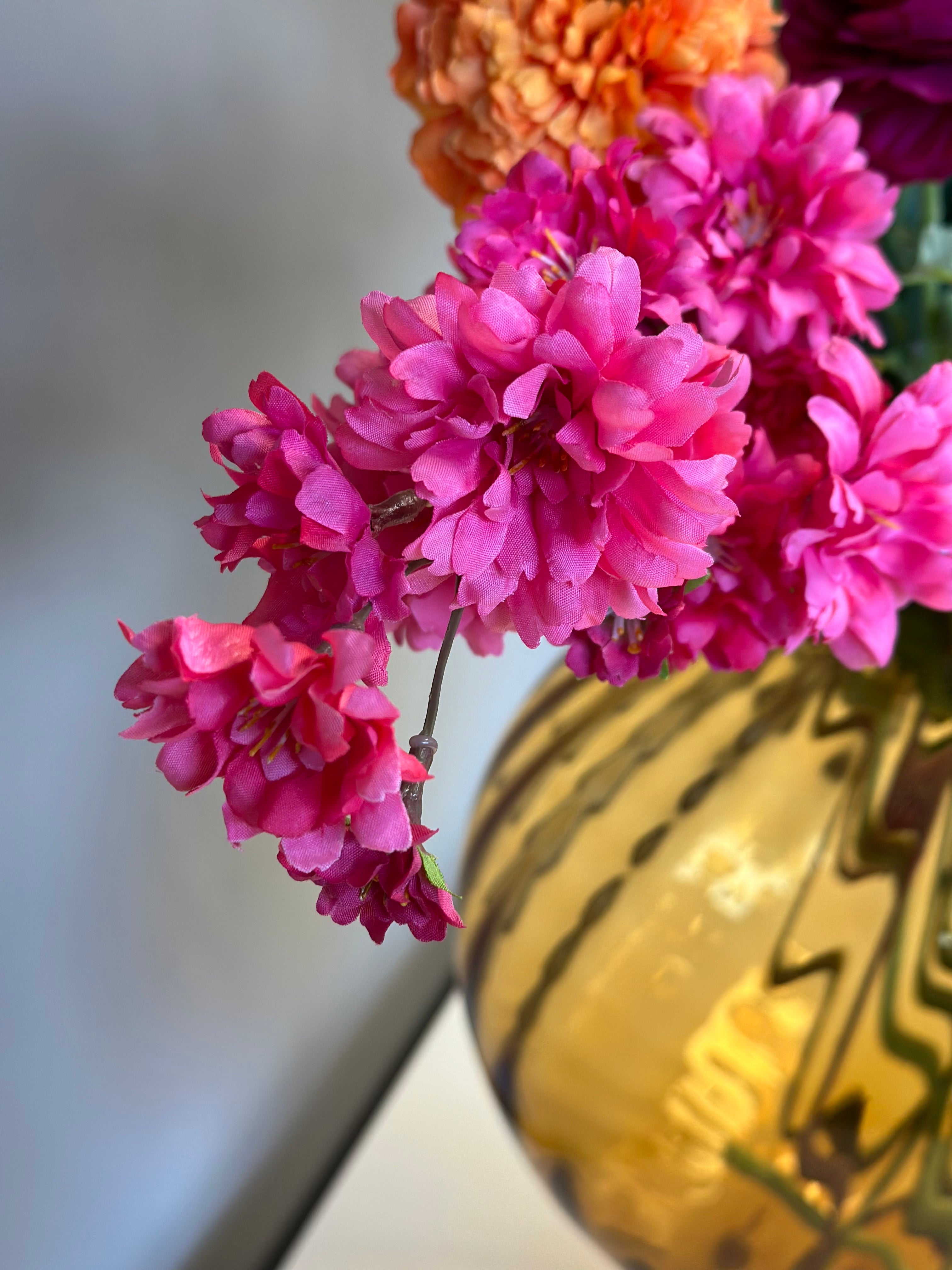 Fuchsia roze bloem van zijden. Behoort tot boeket Chloé uit de BloomFever collectie
