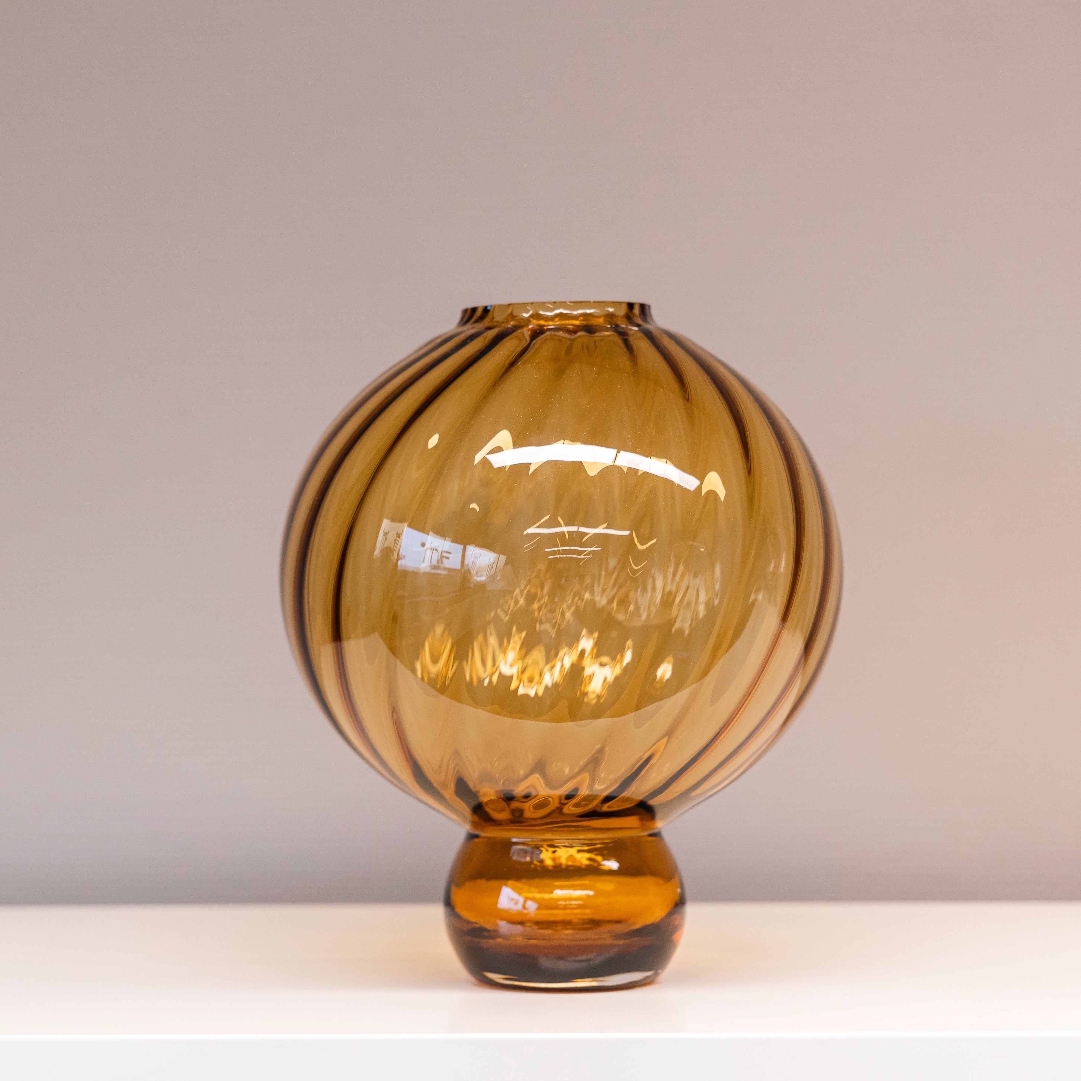 Vase on leg van het merk Fridio. Met de hand geblazen glazen vaas in afmeting 35 x 30.