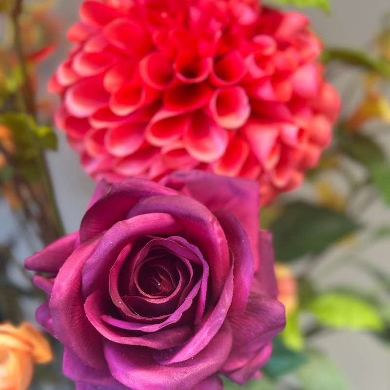 Paarse zijden roos samen met een fuchsia zijden Dahlia uit zijden boeket van BloomFever