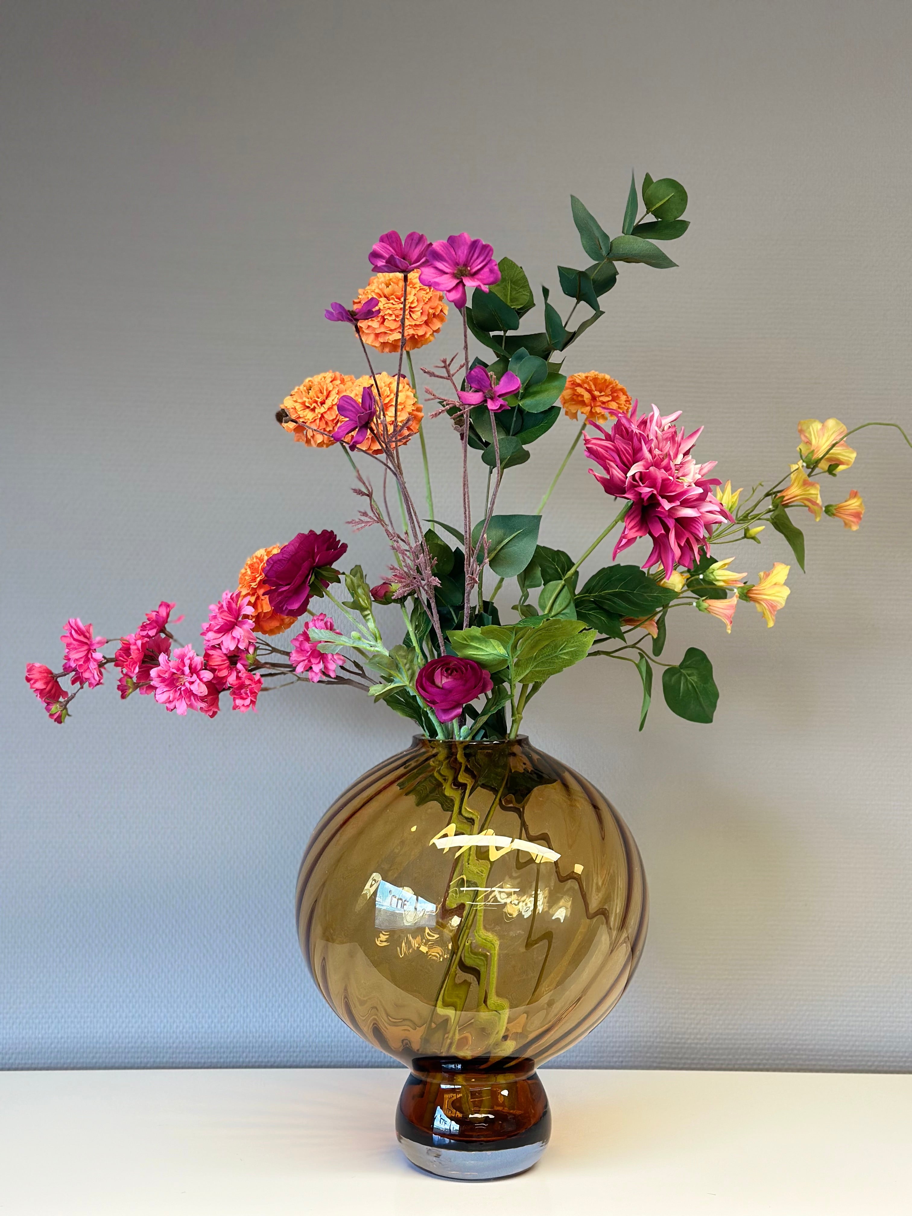 Boeket met zijden bloemen van BloomFever in een mondgeblazen glazen bruine vaas Fridio
