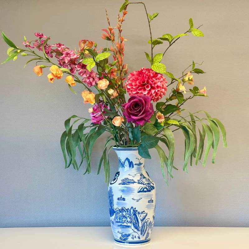 Diverse zijden bloemen in een boekt met delfsblauwe vaas uit collectie van BloomFever