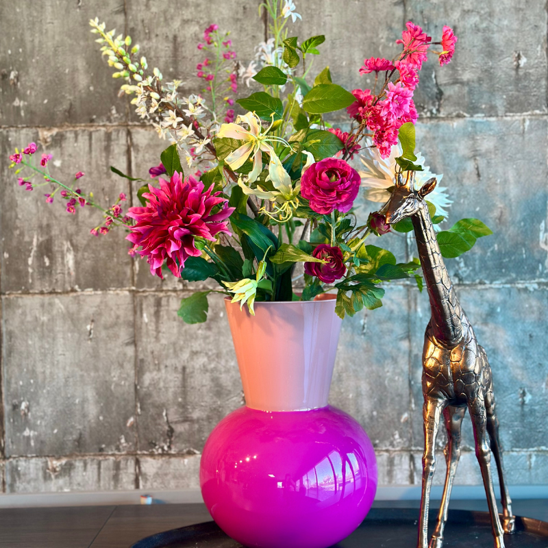 Zijdenbloemenboeket Alicia van BloomFever in felle kleuren, stijlvol geschikt in een opvallende roze vaas – een kleurrijk en tijdloos statement voor elk interieur.