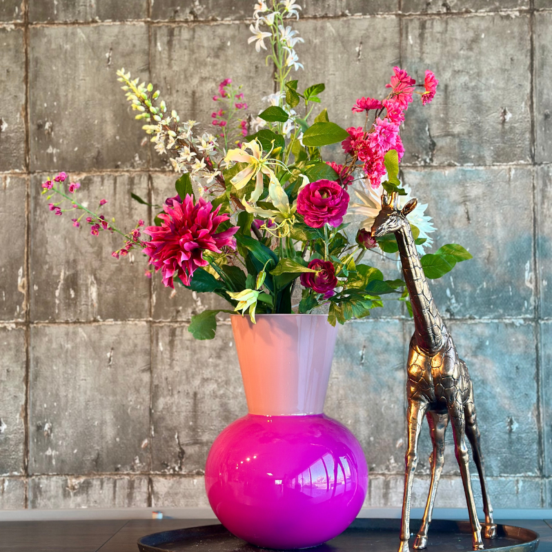 Kunstbloemenboeket Alicia in een fuchsia Viënna vaas van glas, met levensechte zijden bloemen in vrolijke tinten – perfect voor woonkamer, hal of kantoor.