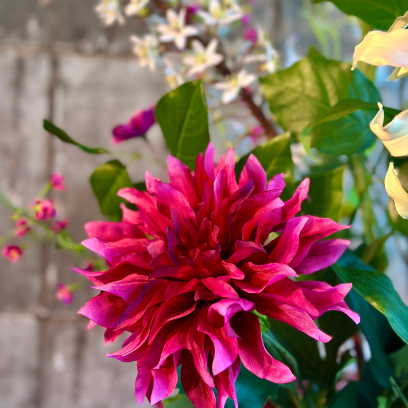 Levensechte fuchsia chrysant van zijde in boeket Alicia van BloomFever – een opvallende blikvanger met rijke kleur en gedetailleerde bloemblaadjes.