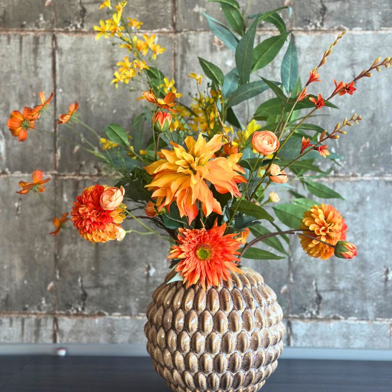 Kunstboeket Quinty van BloomFever met oranje en rode dahlia’s, gele bloesem en eucalyptusbladeren van hoogwaardige zijden bloemen.