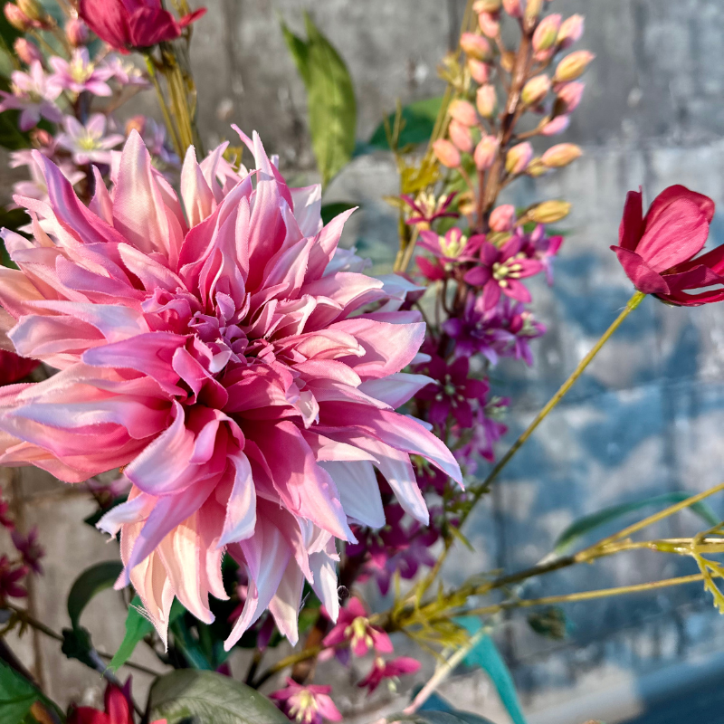 Prachtig roze Dahlia in zijdenbloemenboeket Beate
