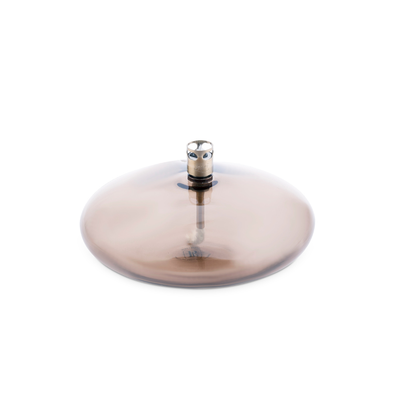 The Original Disc Olielamp van Peri Living in champagnekleurig glas, ideaal voor sfeervolle verlichting in huis, veranda of tuinkamer. Beschikbaar in maten S, M, en L. Tijdloos ontwerp, geleverd met trechter en aanbevolen paraffine olie voor schone verbranding. Speciale prijs bij aankoop van de volledige set.