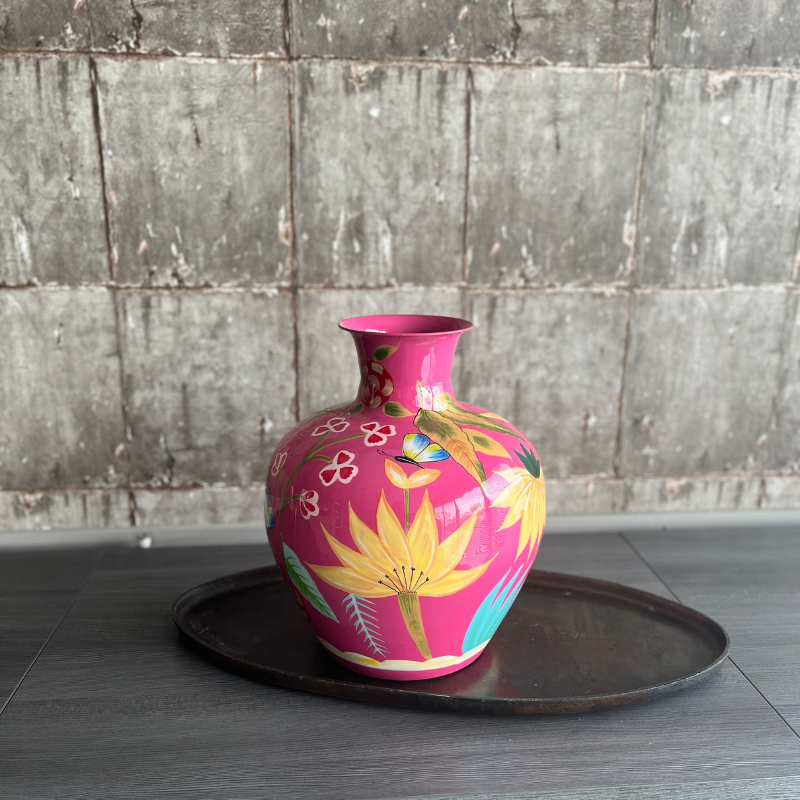 Elegante handgeschilderde fuchsia Flower Bomb vaas van BloomFever, gemaakt van duurzaam staal, een kleurrijke en stijlvolle toevoeging aan elk interieur.