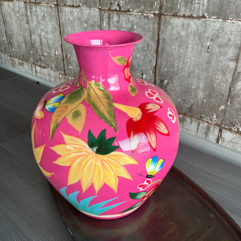 Handgeschilderde fuchsia Flower Bomb vaas van BloomFever, gemaakt van staal, met een uniek en elegant ontwerp, perfect als eyecatcher in elk interieur.