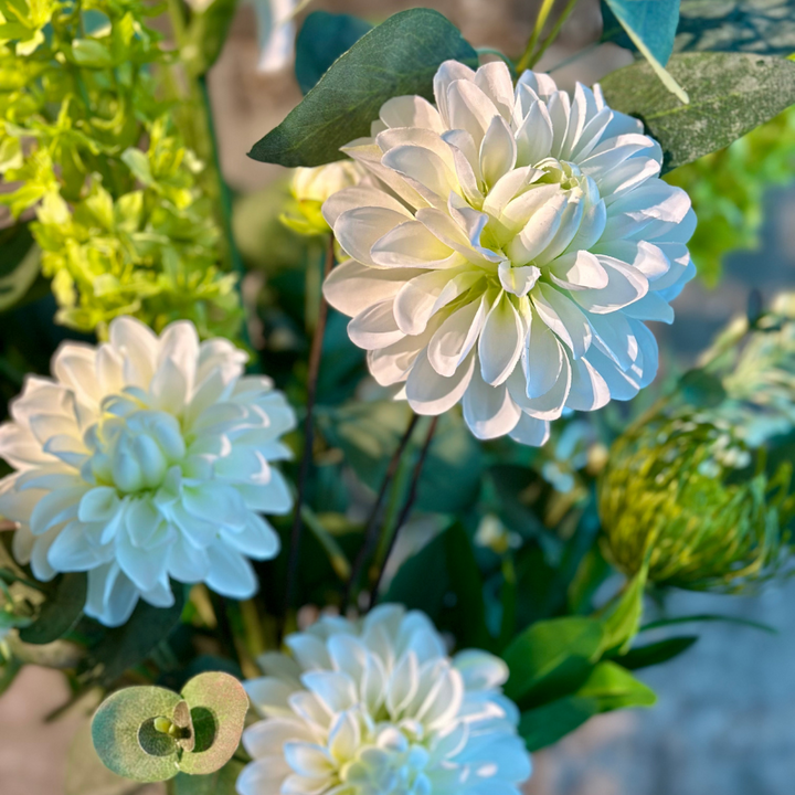 Prachtige witte Dahlia uit zijdenbloemenboeket Bess van BloomFever.