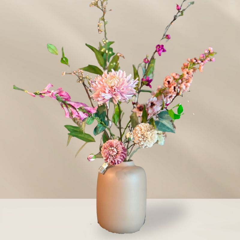 kunstboeket dana met zijden bloemen zoals oudroze Chrysant, pastel roze/ beige Dahlia's, roze/ perzik kleurige Lupine tak en groene bush takken. Verkrijgbaar bij bloomfever