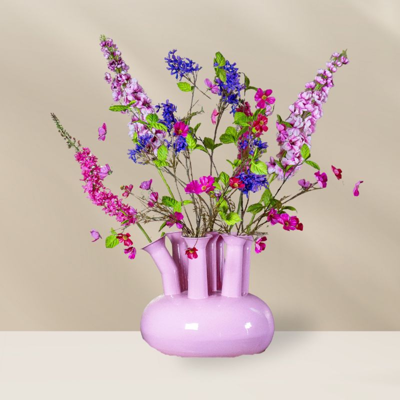 Kunstboeket djoy met zijden bloemen van silkka. Boeket Djoy bestaat uit de volgende zijden bloemen: donker roze Delphiniums, licht roze Lupine, donker roze Cosmos verkrijgbaar bij Bloomfever