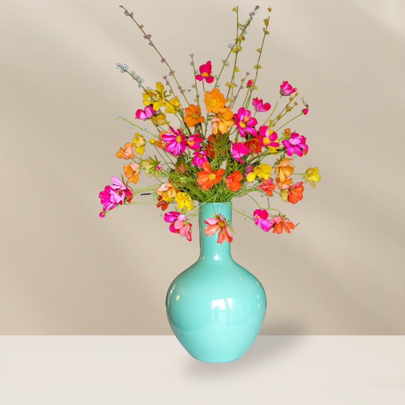 Luxe kunstboeket uit de collectie van  bloomfever met zijden bloemen van silkka zoals cosmostakken in verschillende kleuren zoals fuchsia, oranje en geel