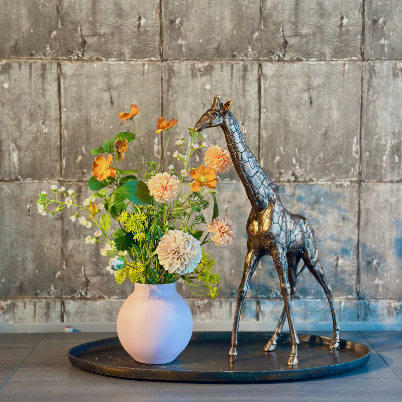 Mat roze vaas Hooper met zijden bloemen boeket van BloomFever in kleuren oranje, wit, geel en nudekleurig