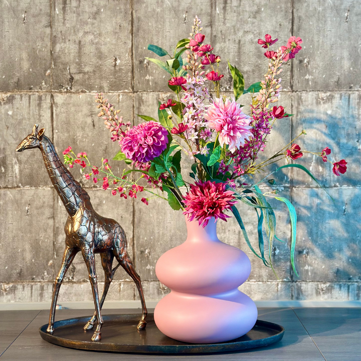 Zijdenbloemenboeket Beate in roze bubbelvaas XL met roze dahlia's, paarse lelies en delphiniums, perfect als stijlvolle en duurzame decoratie