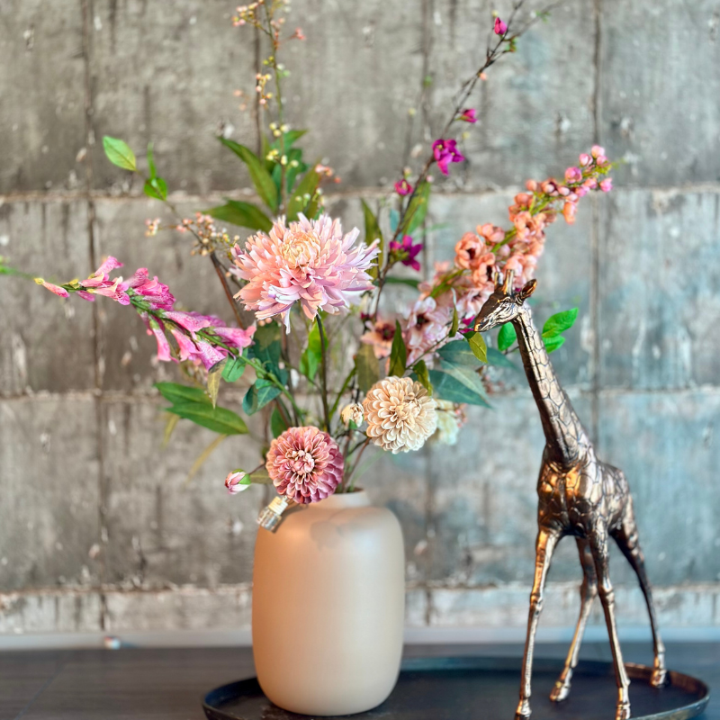 PeriLiving met pastelkleurige bloemen, gestyled voor een modern interieur uit de collectie van BloomFever