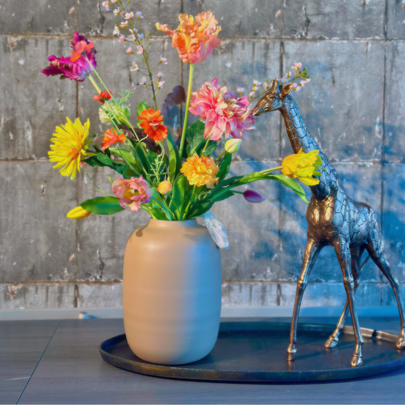 Kunstboeket met zijden bloemen in zomerse tint met o.a. kunsttulpen en Dahlia's. Gecreeerd door BloomFever