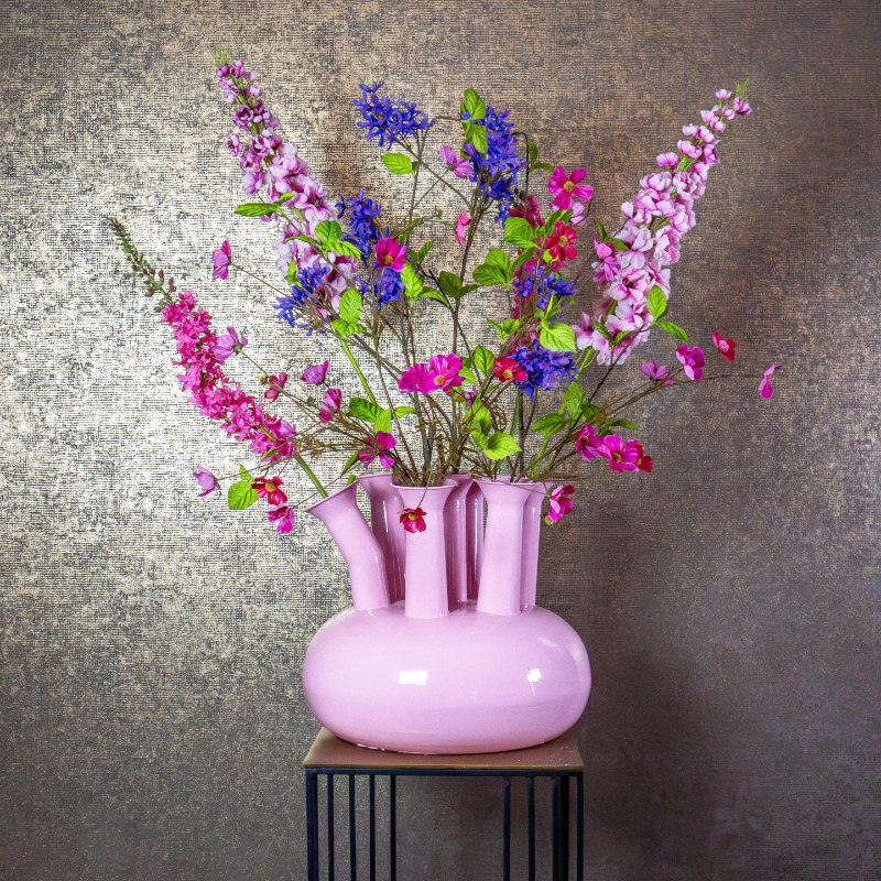 Luxe zijdenbloemenboeket Djoy in een lichtroze tulpenvaas XL van BloomFever, een elegant statement piece met levensechte kunstbloemen in roze, paars en blauw, perfect voor een stijlvolle interieurdecoratie.