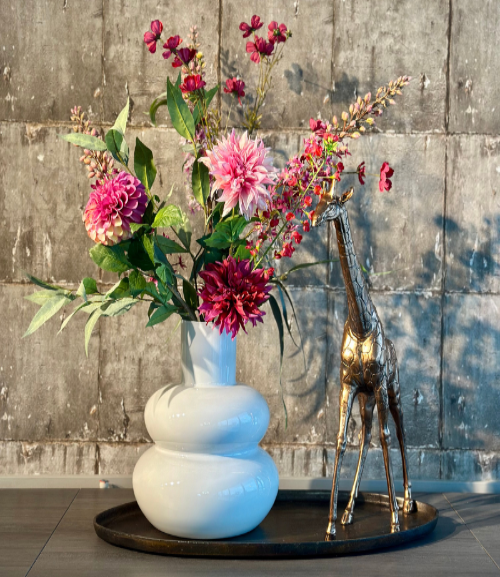 Zijdenbloemenboeket Georgina uit de collectie van BloomFRever met roze tinten, gestyled in een luxe glazen witte bubbelvaas XL, perfect voor een chique woonkamer of stijlvol kantoor.