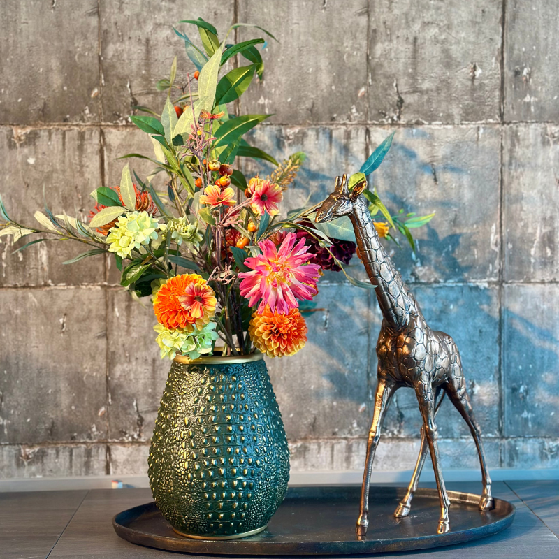 Zijdenbloemenboeket Ime van BloomFever in een groene crocodile vaas van PeriLiving, met levendige bloemen in roze, rood, oranje en groene tinten, die een kleurrijke en elegante uitstraling geven aan het interieur.