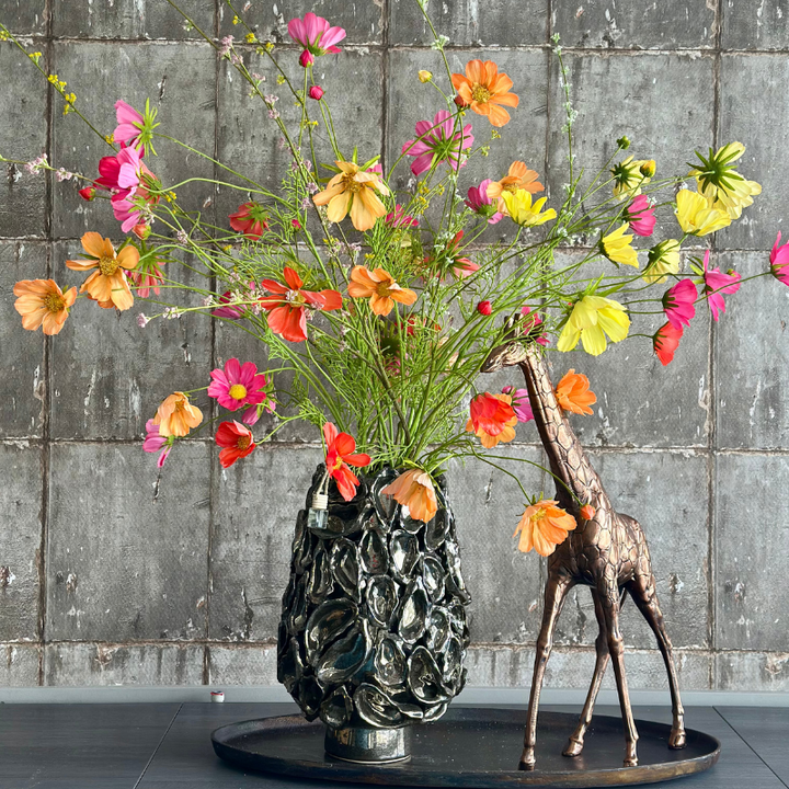 Zijden bloemenboeket Maeve in keramieke oestervaas van PeriLiving met kleurrijke Cosmos bloemen in geel, oranje, roze en rood.