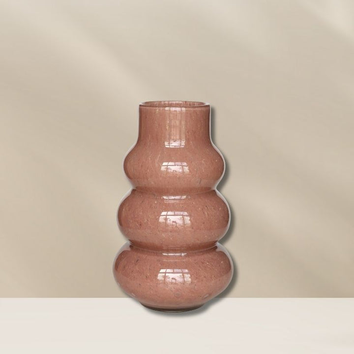 Handgemaakte glazen vaas Lomami Shiny Brown van het merk Vase the World met glanzende bruine afwerking en organische vorm, ideaal als decoratieve eyecatcher. Verkrijgbaar bij bloomfever