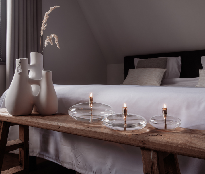 Peri Living olielamp Disc en mat witte Connection vaas gestyled in slaapkamer verkrijgbaar bij BloomFever