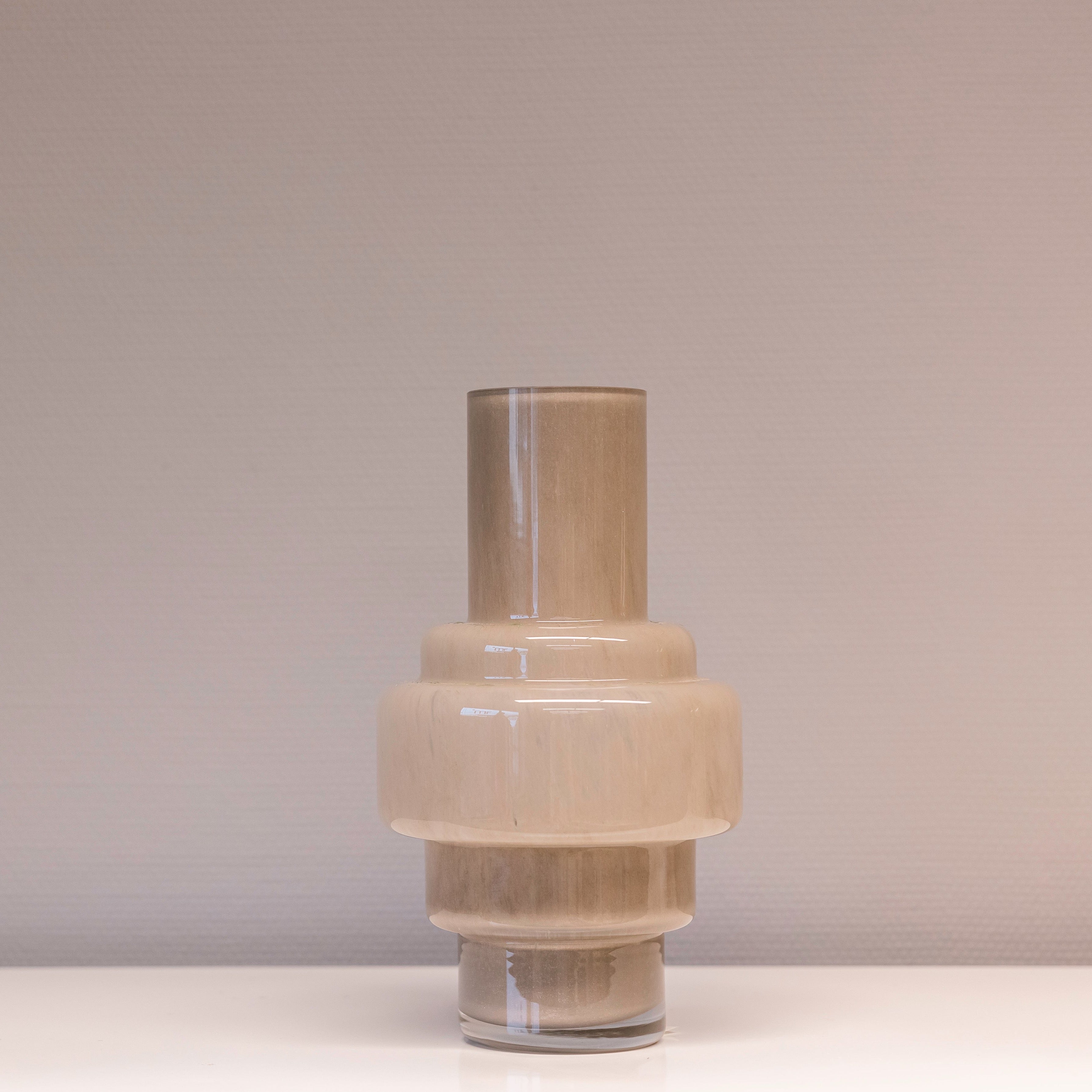 Taupe kleurige vaas, blikvanger van BloomFever