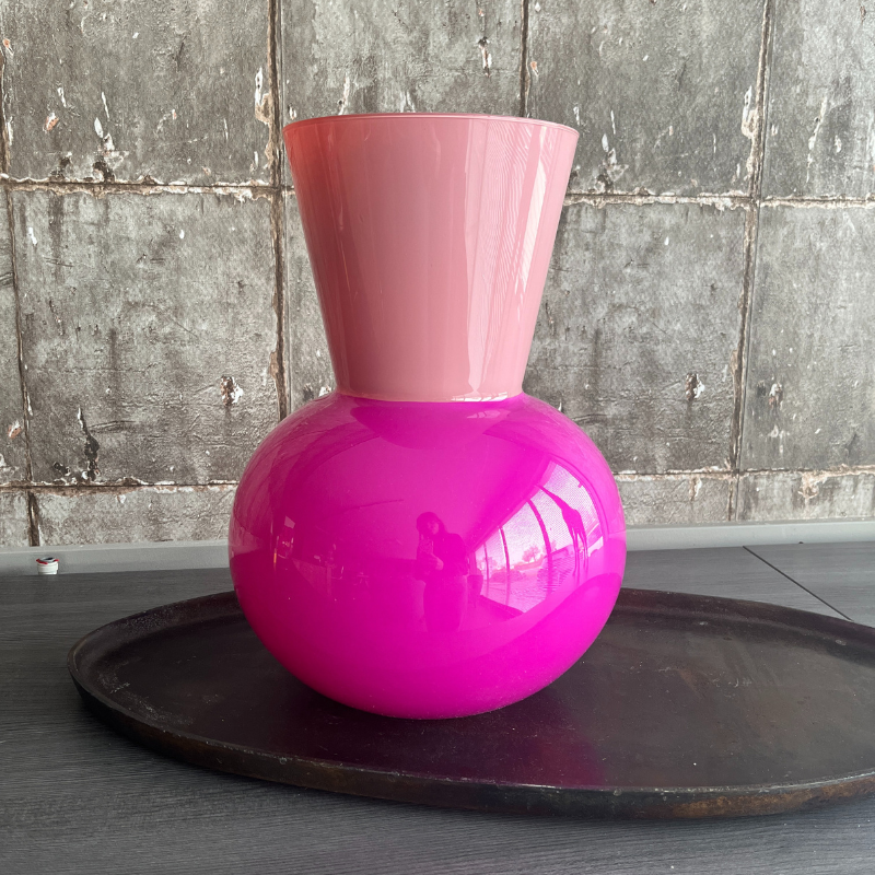 Roze en fuchsia glazen vaas Viënne met een unieke ronde vorm, een perfecte kleurrijke combinatie met onze prachtige zijdenbloemboeketten