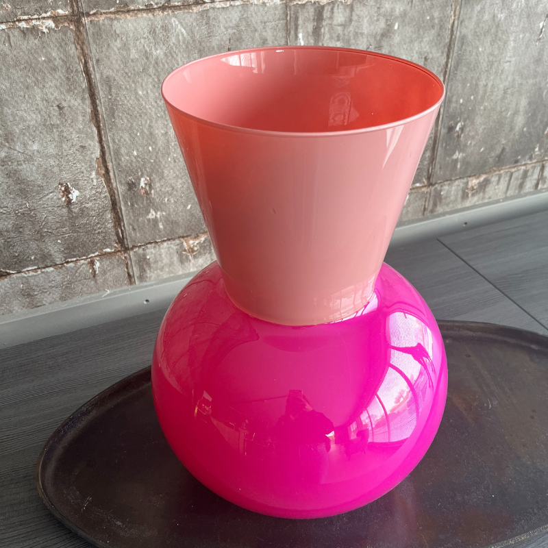 Viënne vaas – een stijlvolle glazen vaas in roze en fuchsia met een unieke ronde vorm, perfect als blikvanger in elk interieur.