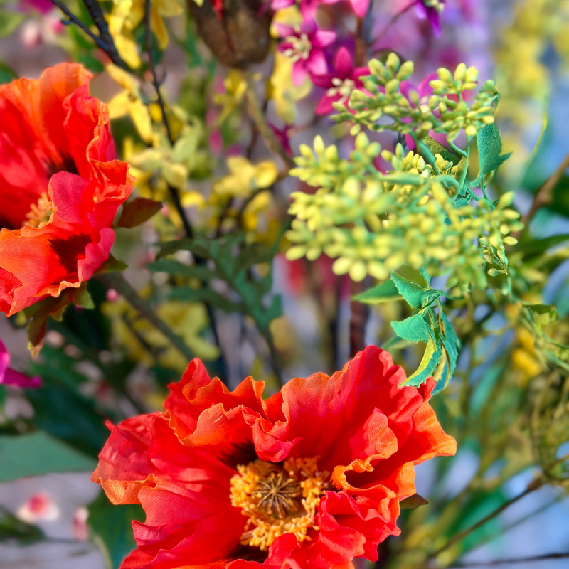 Prachtige rode levensechte klaproos uit zijdenbloemenboeket Philou in handgeschilderde vaas Fuchia Flower Bomb
