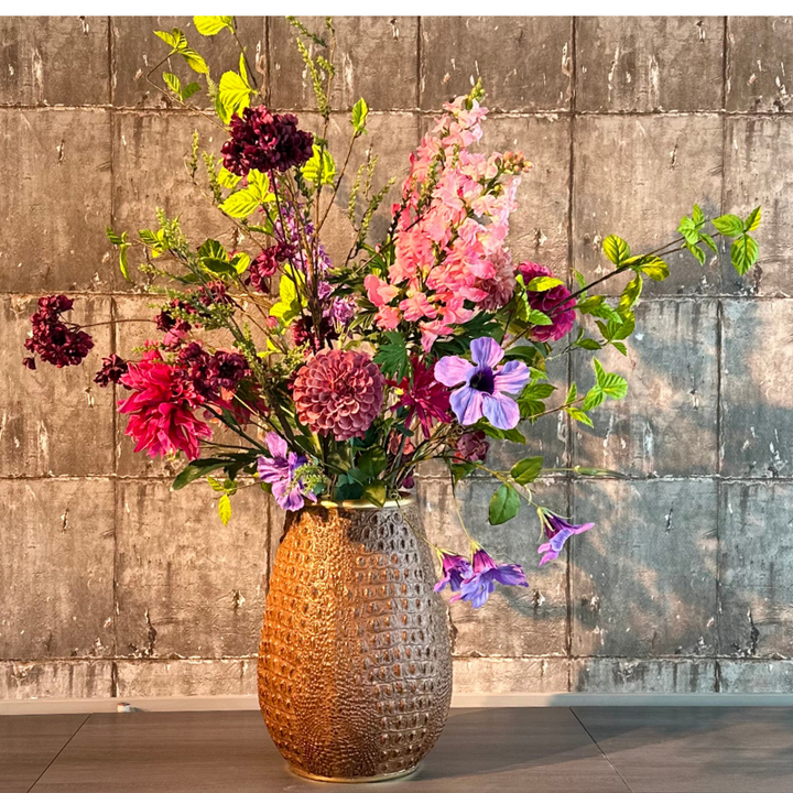 Kunstboeket Flora uit de collectie van BloomFever met grote roze zijden Dahlia's en de roze leeuwenbek steelt de show. Gestyled in de prachtige crocodile vaas van PeriLiving.