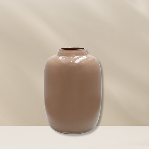 Artic Sand S glans vaas in zandkleur van Vase the World, mond geblazen glazen vaas, verkrijgbaar bij BloomFever.