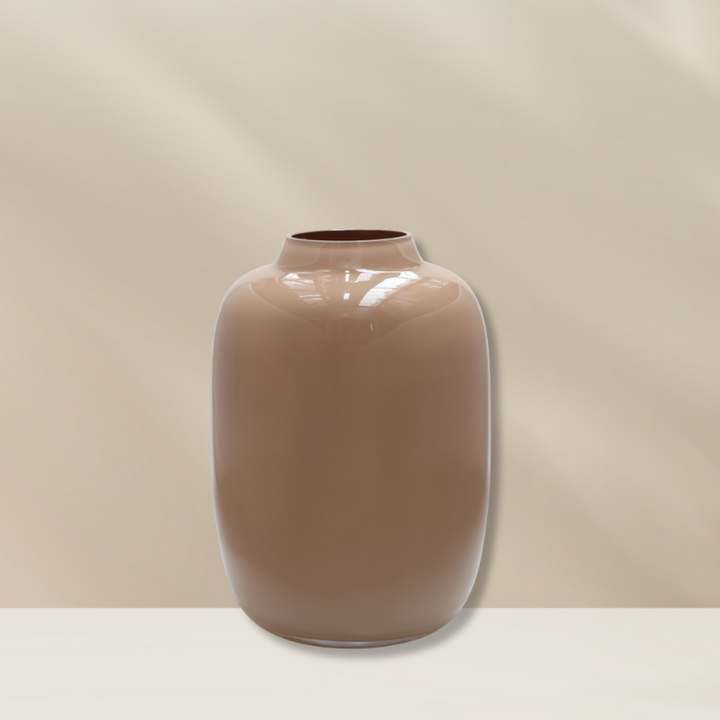 Artic Sand S glans vaas in zandkleur van Vase the World, mond geblazen glazen vaas, verkrijgbaar bij BloomFever.