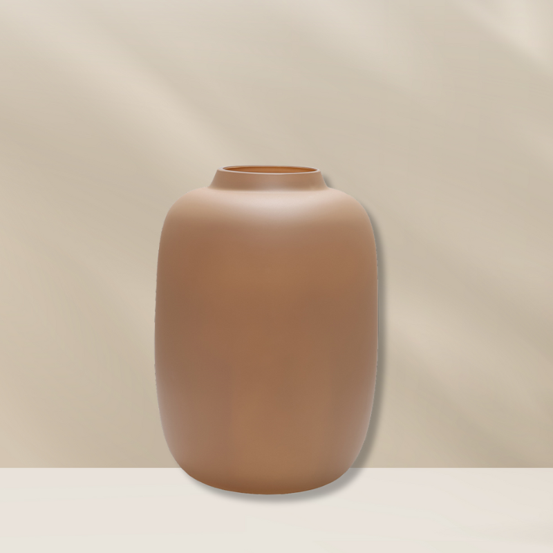 Artic Sand S mat vaas in zandkleur van Vase the World, mond geblazen glazen vaas, verkrijgbaar bij BloomFever.