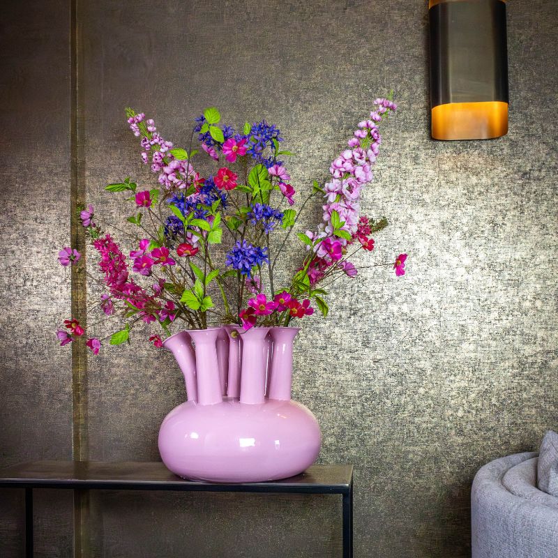 Tulpenvaas XL in roze emaille met zijden bloemen. Gestyled in een hotel chic interieur met goud behang. Verkrijgbaar en stylingadvies bij BloomFever.