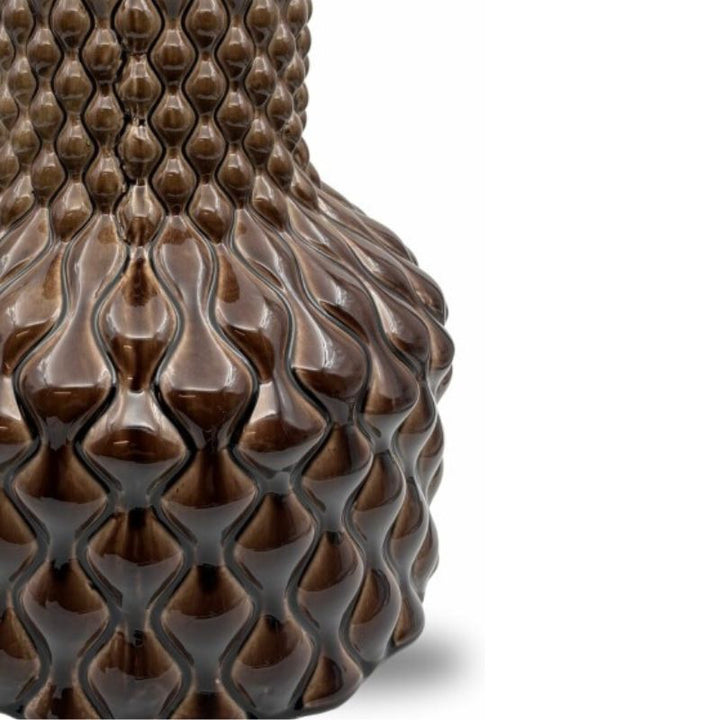 Close up van de prachtige keramiek diamond marron vaas van PeriLiving. Bevat een verfijnd diamantpatroon. Door zijn middelgrote formaat is deze vaas ideaal om te combineren met andere decoratieve accessoires, zonder dat hij te veel ruimte inneemt.Verkrijgbaar bij BloomFever. 