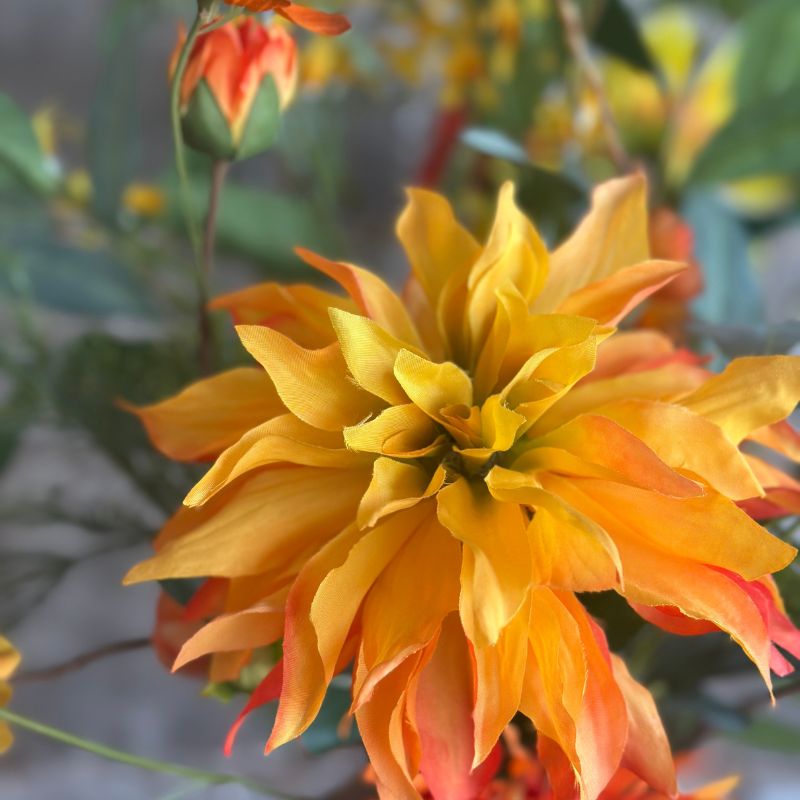 close up van zijden oranje dahlia uit het kunstboeket quinty van bloomfever