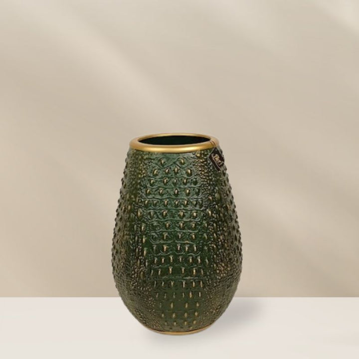 prachtige vaas van keramiek met opvallend croco afwerking en mooie gouden rand. Deze vaas is van het merk peri living verkrijgbaar bij Bloomfever